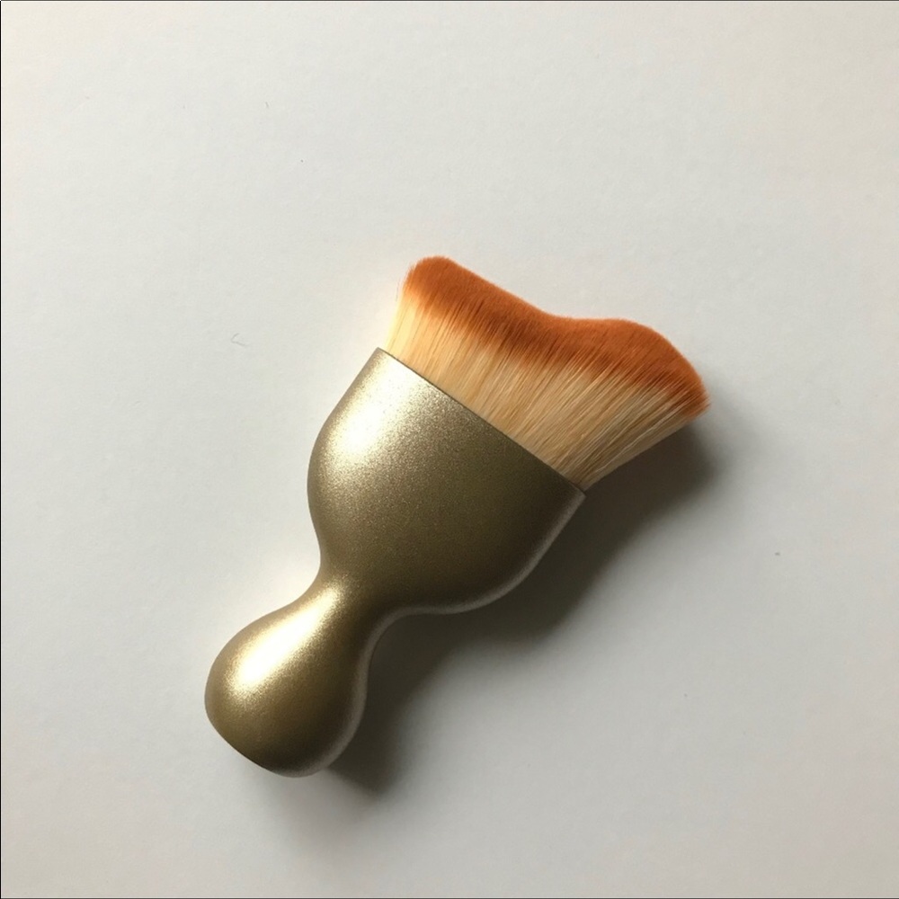 SOLD! More on the way! Paintbrush Shaped Foundation brushes 💕